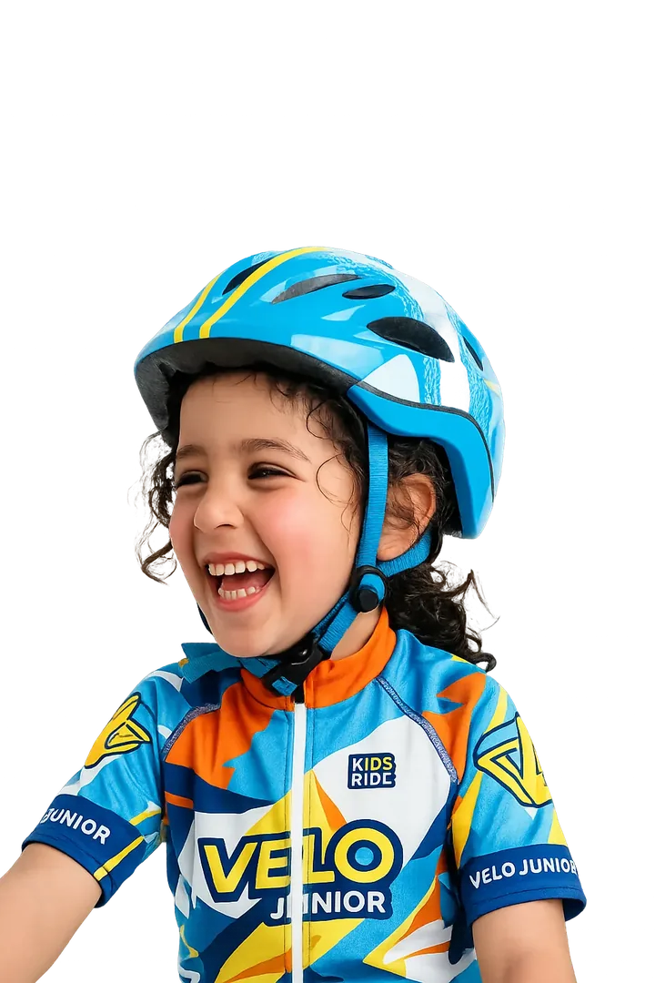Enfant souriant avec casque de vélo